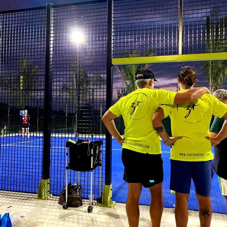 Giocatori con maglia PADEL-VIAGGI a bordo campo